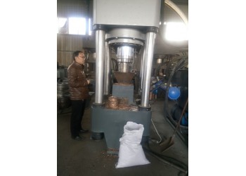 廊坊全自動銅屑壓塊機金屬屑壓塊機鑫源牌產(chǎn)品卓越服務(wù)優(yōu)質(zhì)l