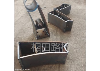 防撞墻護(hù)欄扶手 鋼板焊接牛角支架 橋梁護(hù)欄支撐架