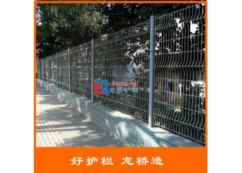 淄博工廠圍墻護欄網 學校圍墻圍網 龍橋訂制噴塑桃型柱護欄網